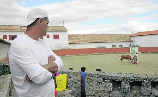 Frank Cuesta observa unos pases a una vaquilla en una pequeña plaza de toros.