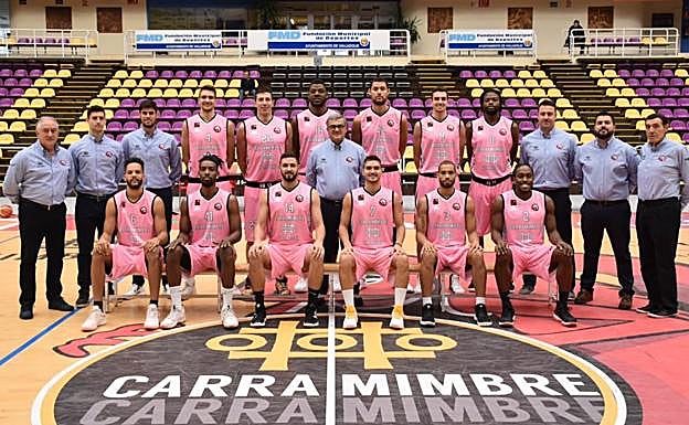 Plantilla del Carramimbre con las equipaciones de color rosa que lucirá ante el Real Betis en apoyo a la lucha contra el cáncer de mama. 