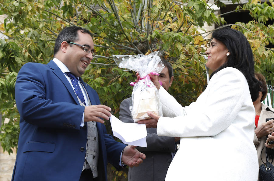 Luis Antonio Curiel recibe el galardón de manos de la alcaldesa de Palenzuela, Sara Esteban. 