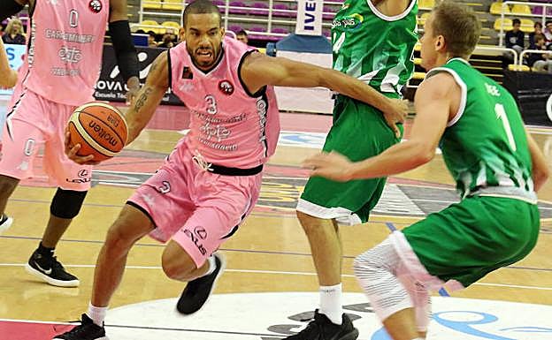 Mike Torres se dispone a entrar a canasta ante la oposición de Dee. 