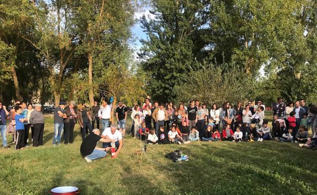 La astronomía atrae a público de todas las edades en Ciudad Rodrigo a través de experimentos