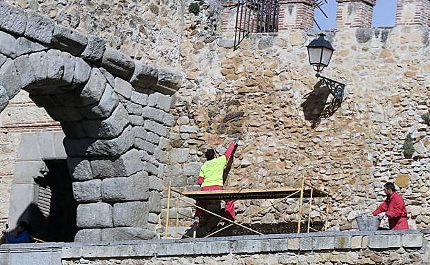 Obreros trabajan en un aintervención de urgencia llevada a cabo hace medio año sobre la muralla a la altura del mirador del Postigo. 