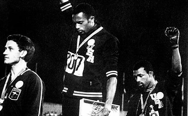 Smith y Carlos levantando el puño en el podio