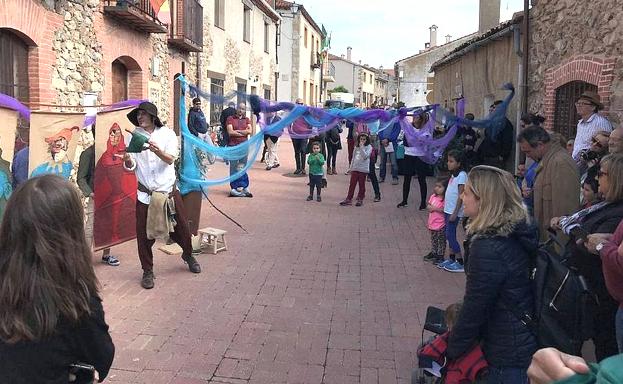 Un 'mendigo de los romances' relata un episodio del libro en las calles de Sotosalbos.