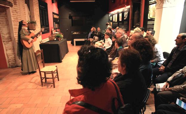 Álida Jiménez actúa durante la visita teatralizada.