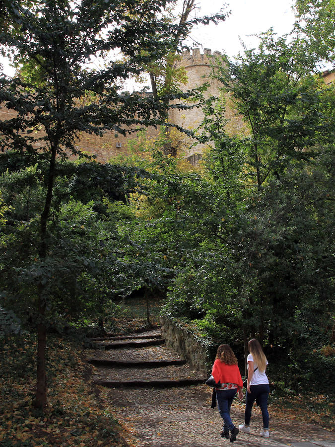 Una de las ochenta torres de la muralla preside la subida desde el paseo de Santo Domingo al a Puerta de San Cebrián. 