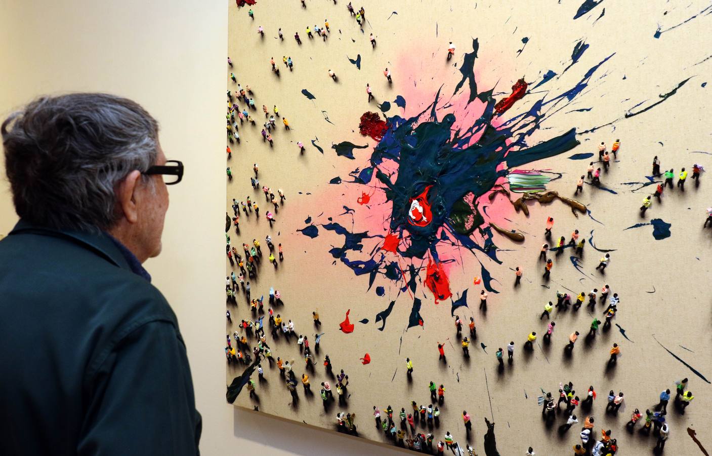 El artista que pintó la Transición en 'El abrazo' visita la exposición que recorre su trayectoria creativa