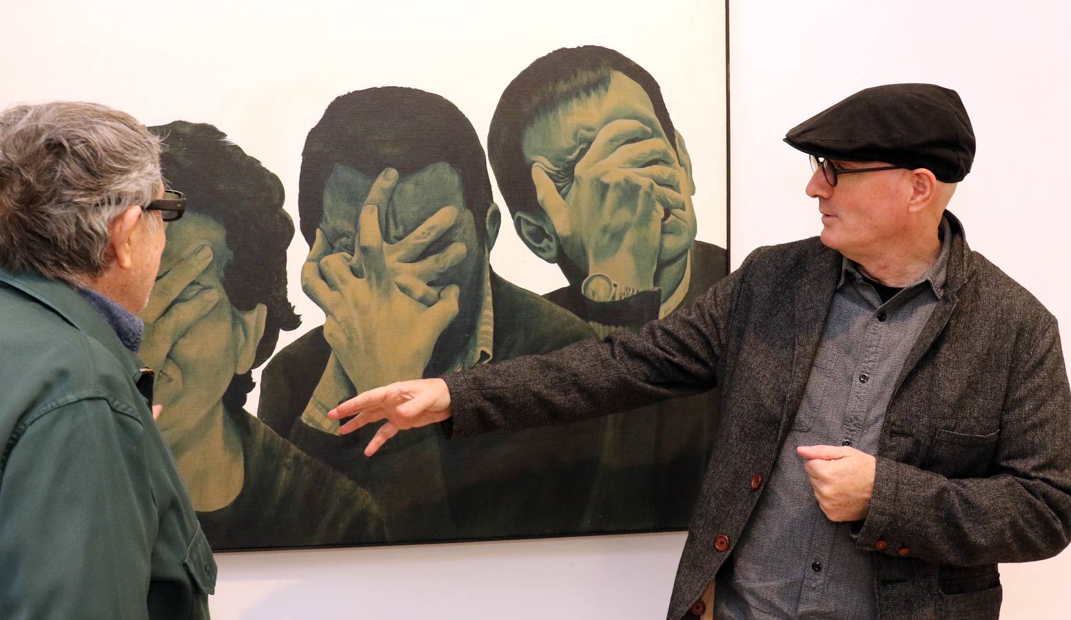 El artista que pintó la Transición en 'El abrazo' visita la exposición que recorre su trayectoria creativa