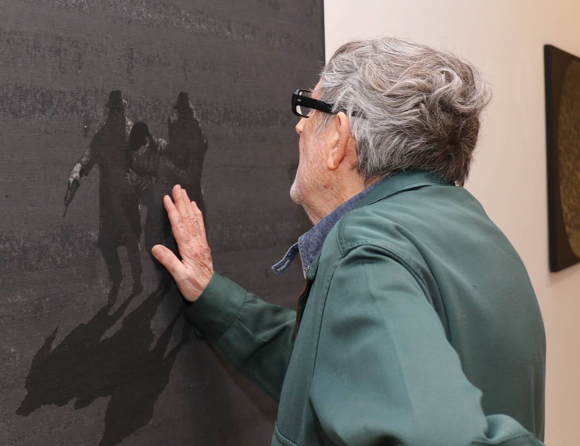 El artista que pintó la Transición en 'El abrazo' visita la exposición que recorre su trayectoria creativa