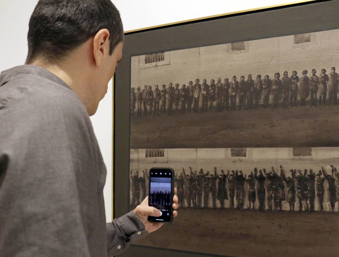 El artista que pintó la Transición en 'El abrazo' visita la exposición que recorre su trayectoria creativa