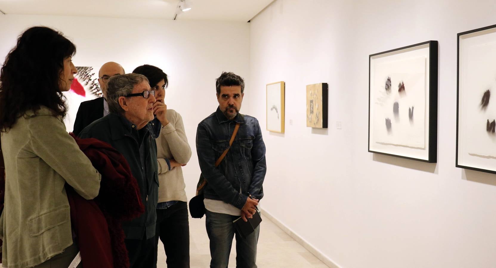 El artista que pintó la Transición en 'El abrazo' visita la exposición que recorre su trayectoria creativa