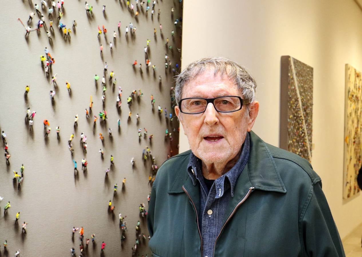 El artista que pintó la Transición en 'El abrazo' visita la exposición que recorre su trayectoria creativa