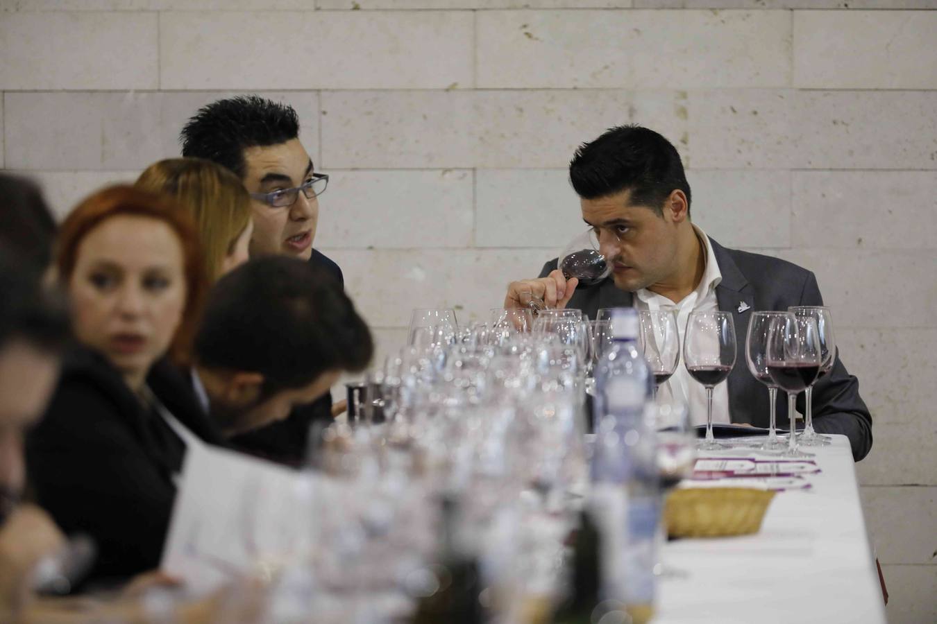 Profesionales de la sumillería de la región se concentran en torno a un programa de diferentes catas de vinos