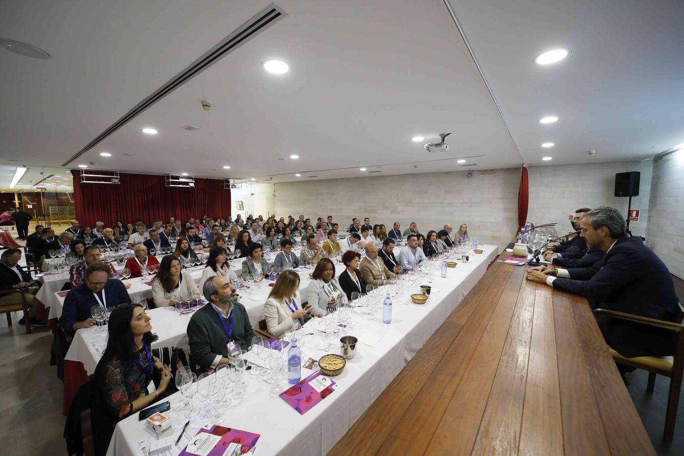 Profesionales de la sumillería de la región se concentran en torno a un programa de diferentes catas de vinos