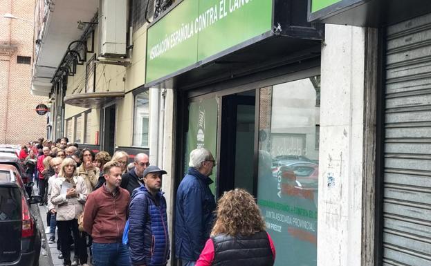 Cola para inscribirse en la Marcha Contra el Cáncer de Valladolid a las puertas del local de la AECC de la Plaza de las Brígidas.