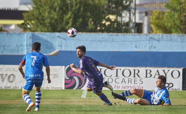 Zubi intenta llegar a un balón junto con el capitán de la Arandina Ruba. 