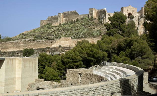 Vistas del anfiteatro y el castillo de Sagunto. 