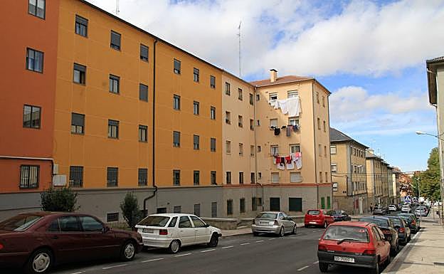 Viviendas con las fachadas ya rehabilitadas en la calle París, una de las principales del barrio. 