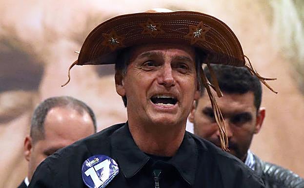 Bolsonaro, durante un mitín con el sombrero típico del norte de Brasil.