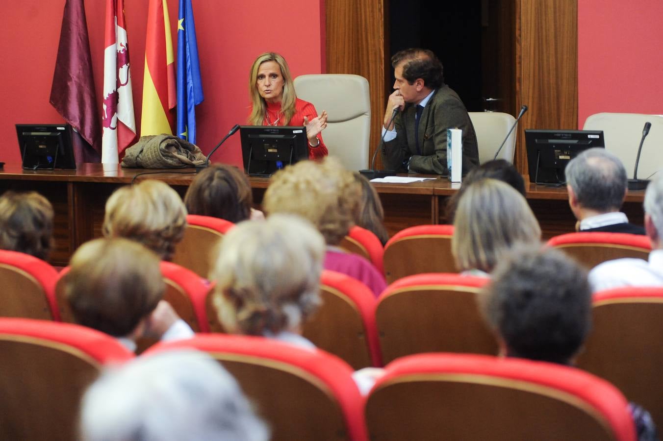 La periodista valora la actualidad y presenta su último libro 'La peregrina', vertebrada en torno al Camino de Santiago en el siglo IX