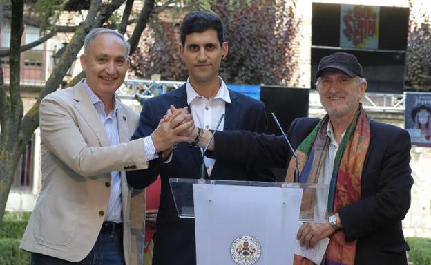 Antonio Largo, rector de la UVA, y Javier Angulo, director de la Seminci, felicitan al ganador, José Antonio Gallego. 