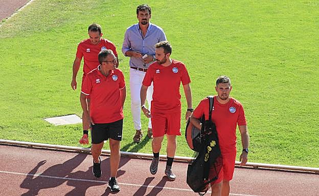 Iván Curiel, secretario técnico, en primer lugar, se dirige a un entrenamiento. 