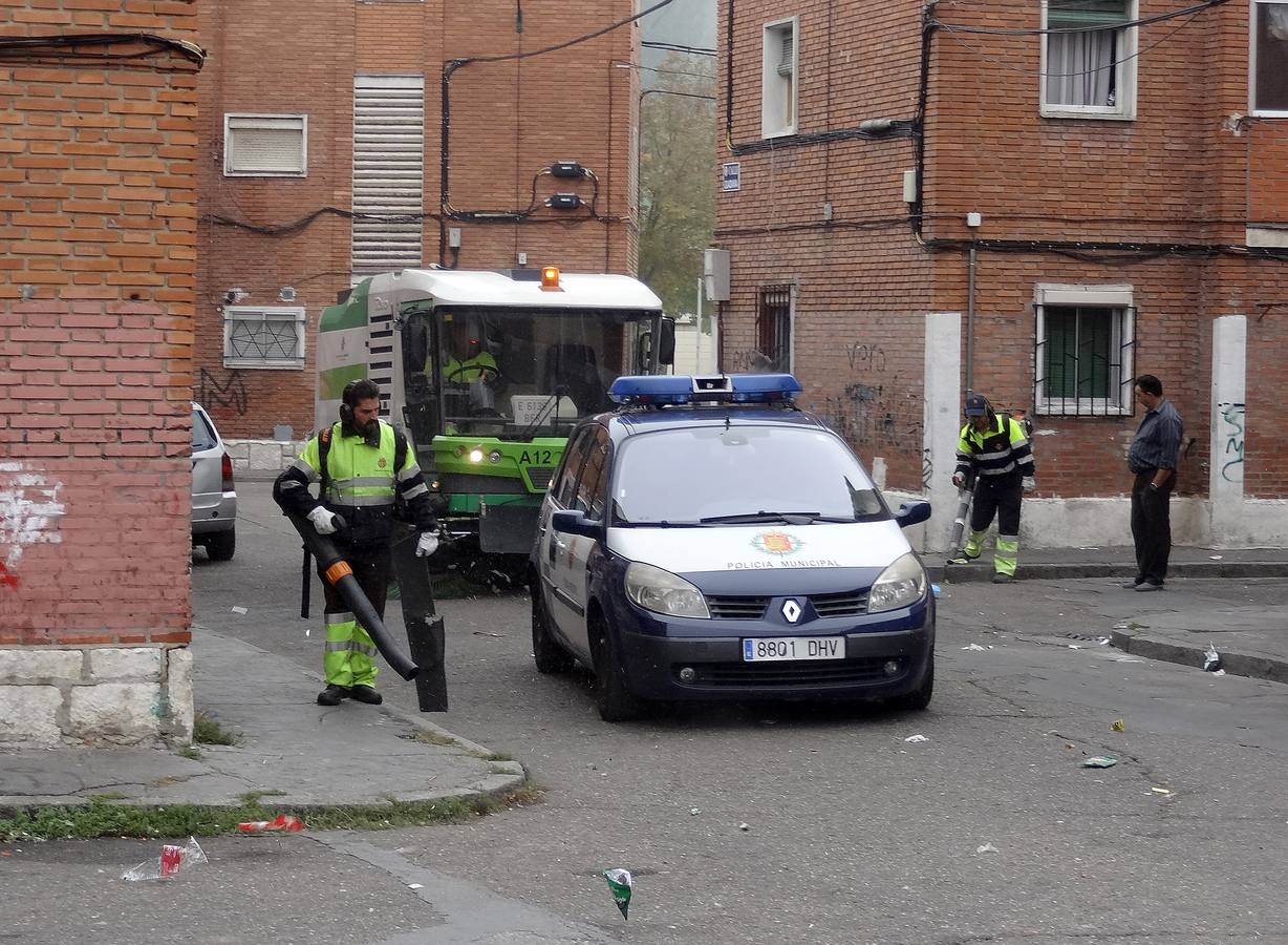 Desde el pasado mes de julio solo limpian estas calles tres días a la semana (lunes, miércoles y viernes) y en horario fijo de 8:00 a 13:00 bajo vigilancia policial para garantizar su seguridad