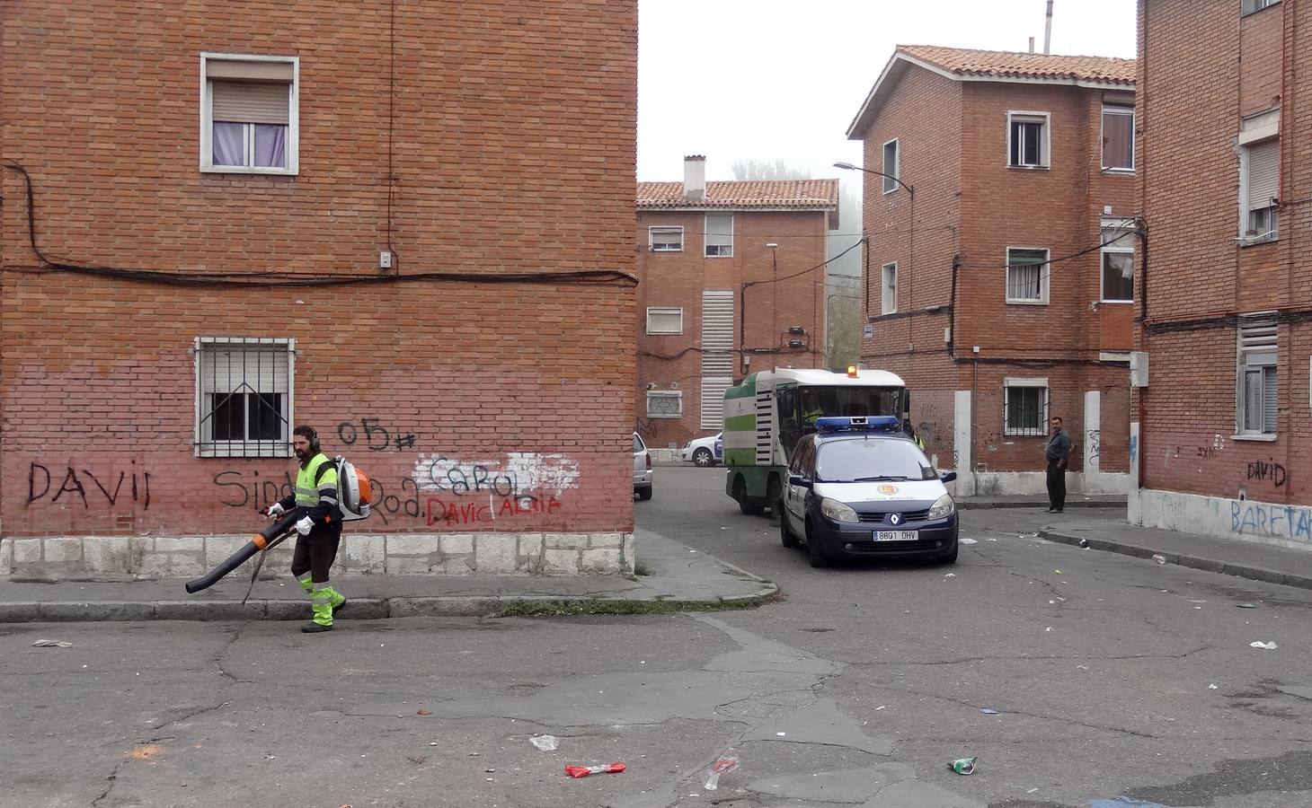 Desde el pasado mes de julio solo limpian estas calles tres días a la semana (lunes, miércoles y viernes) y en horario fijo de 8:00 a 13:00 bajo vigilancia policial para garantizar su seguridad