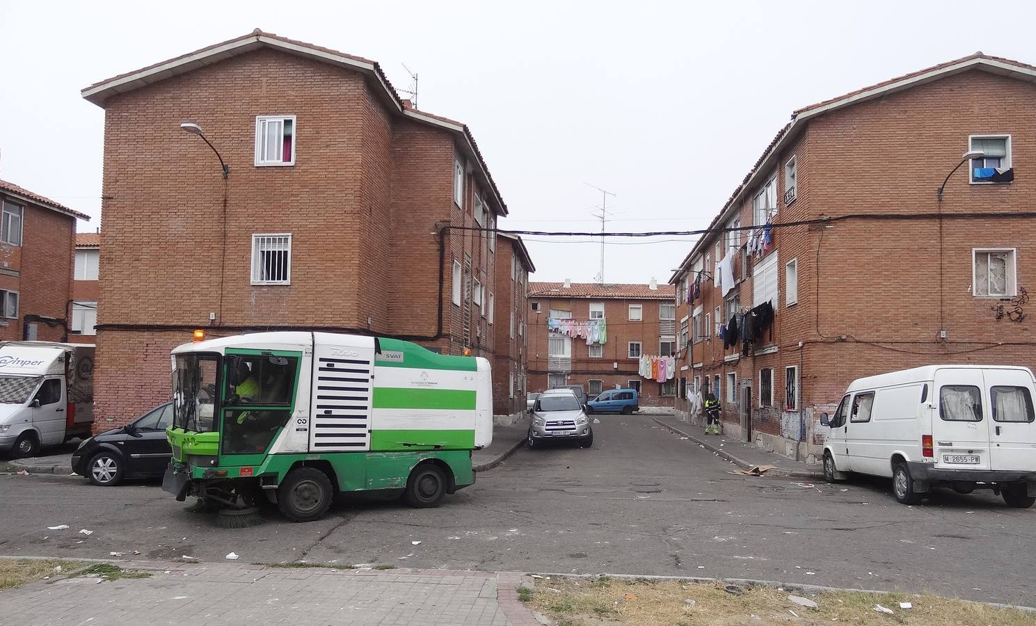 Desde el pasado mes de julio solo limpian estas calles tres días a la semana (lunes, miércoles y viernes) y en horario fijo de 8:00 a 13:00 bajo vigilancia policial para garantizar su seguridad