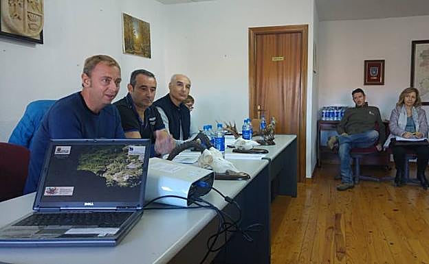 El director de la Reserva de Caza, el alcalde de Nava de Francia y el jefe del Servicio Territorial de Medio Ambiente presidieron la reunión celebrada en Nava de Francia.