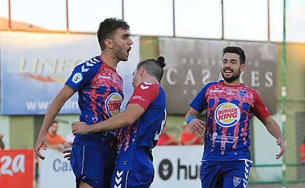 Conde celebra uno de sus goles en el municipal de La Albuera.