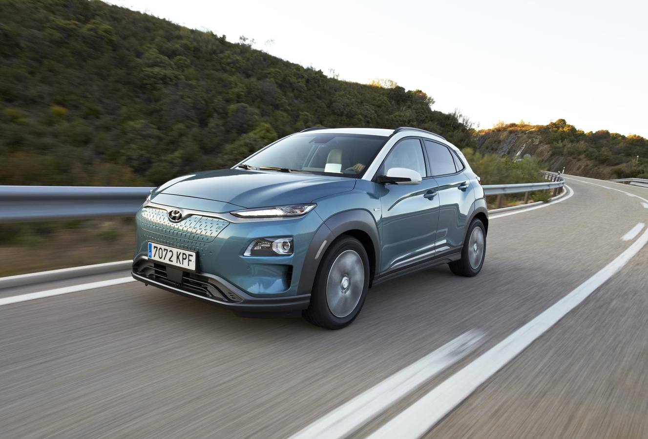 La gama del Kona, el nuevo SUV urbano de Hyundai, se amplía con un motor eléctrico. El modelo se comercializa en dos versiones que se diferencian en la capacidad de la batería.