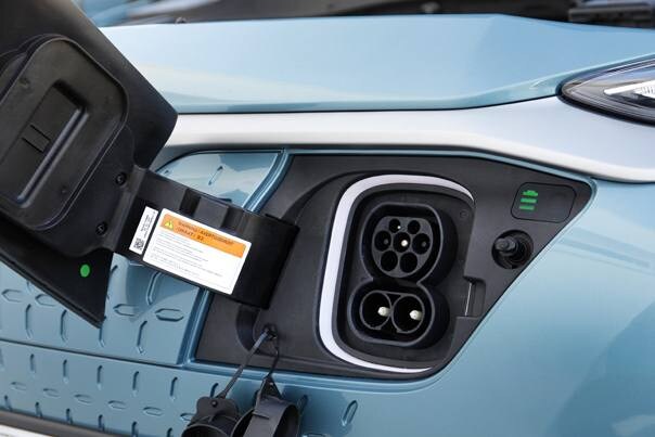 La gama del Kona, el nuevo SUV urbano de Hyundai, se amplía con un motor eléctrico. El modelo se comercializa en dos versiones que se diferencian en la capacidad de la batería.