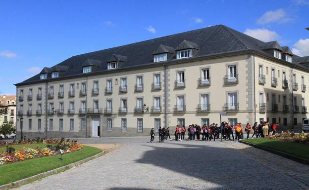 Un grupo de visitantes pasa junto al bloque de viviendas de la Casa de Canónigos, en el Real Sitio de San Ildefonso. 