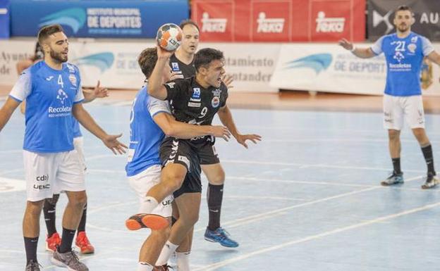 BM Sinfín ante el Recoletas Atlético Valladolid en el partido de la Liga Asobal de balonmano. 