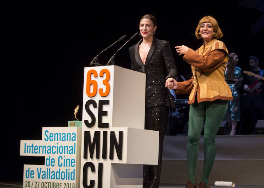 La humorista Eva Hache ha sido la encargada de presentar la ceremonia de una edición que ha contado con la actriz Bárbara Lennie como madrina.