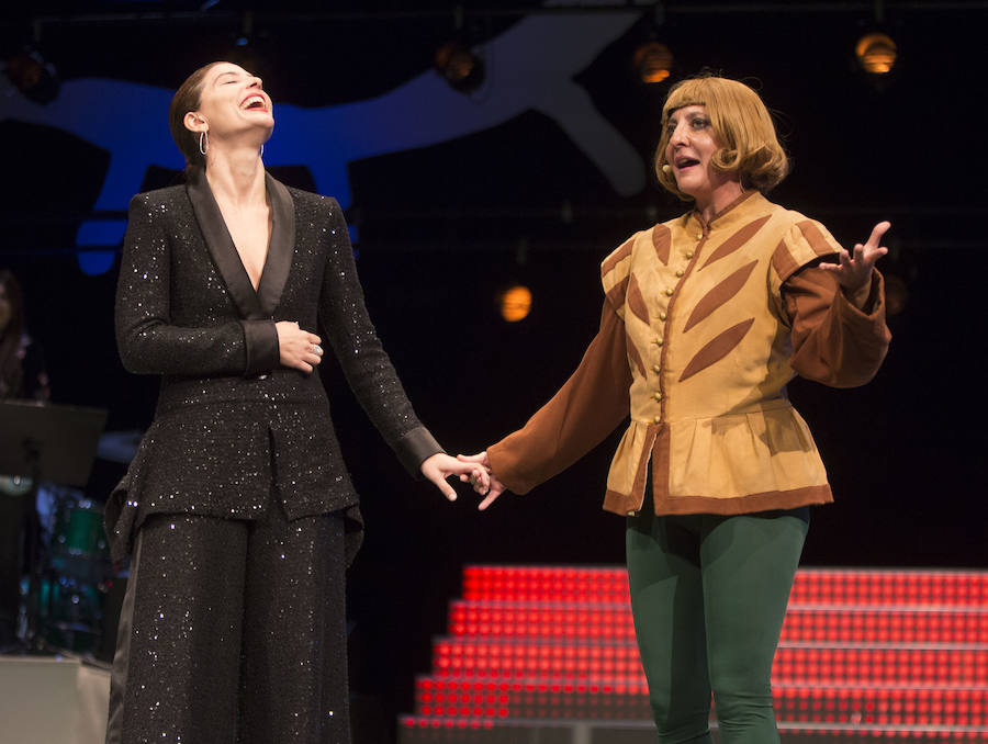 La humorista Eva Hache ha sido la encargada de presentar la ceremonia de una edición que ha contado con la actriz Bárbara Lennie como madrina.