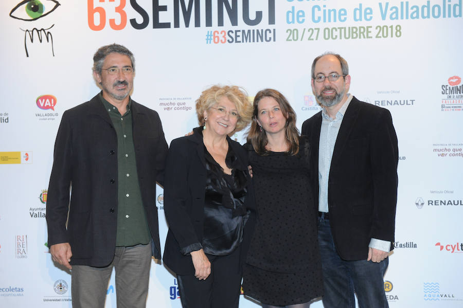 Los asistentes a la 63 Semana Internacional de Cine de Valladolid posan ante las cámaras en la jornada inaugural del festival