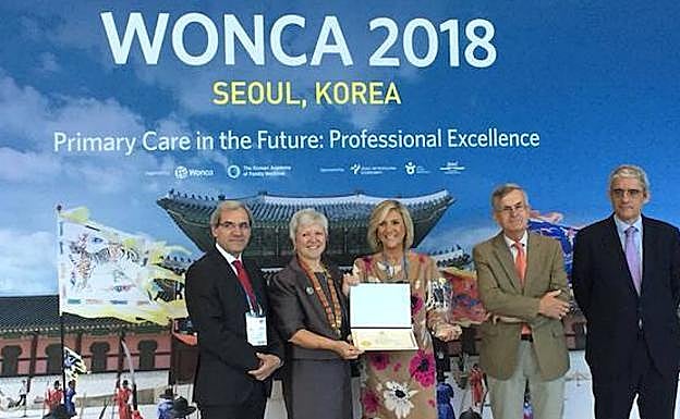 El presidente de SemFYC Salvador Tranche; Amanda Howe, presidenta de Wonca; la premiada Verónica Casado; Gonzalo Ortiz, embajador de España en Seul y Agustín Anguera, embajador adjunto.. 