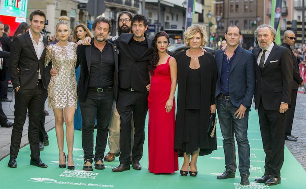 El equipo de la película 'Tu hijo', de Miguel Ángel Vivas, posan a su llegada al Teatro Calderón.