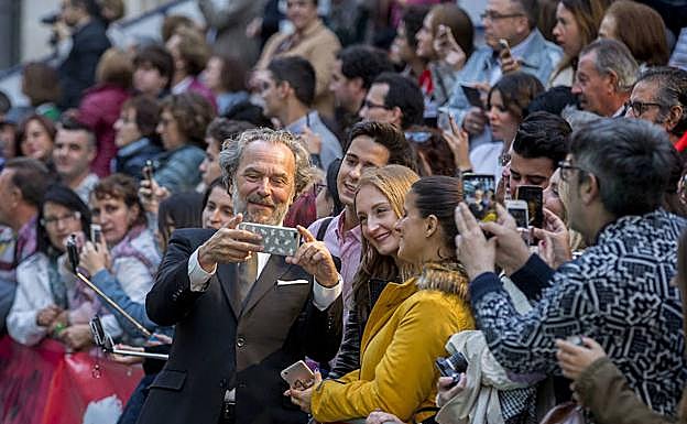José Coronado se hace un 'selfie' con el público en la alfombra verde. 