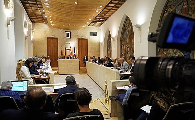 La corporación local, durante la sesión plenaria extraordinaria que celebró ayer en el Ayuntamiento. 