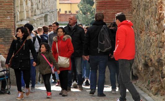 Grupo de turistas en las calles de Segovia. 