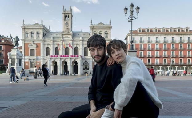 Javier Rey y María León, ayer en la Plaza Mayor.