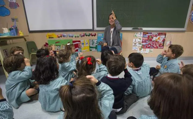 La profesora Blanca Autrán enseña los días de la semana en lengua de signos a alumnos de segundo de Infantil. Alberto Mingueza