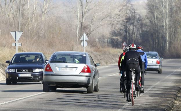 Un grupo de ciclistas circula por una vía de la provincia.
