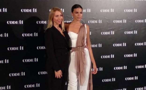 La diseñadora Almudena de Nicolás (izq.) junto a una modelo.