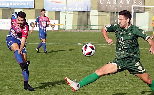 Mika chuta a portería en un momento del partido frente al Atlético Astorga.