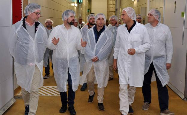 Tudanca visita las instalaciones de una empresa de Carbonero el Mayor.