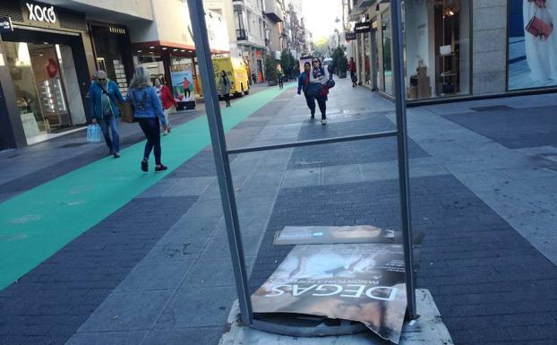 Carteles por el suelo en la calle Santiago de Valladolid.